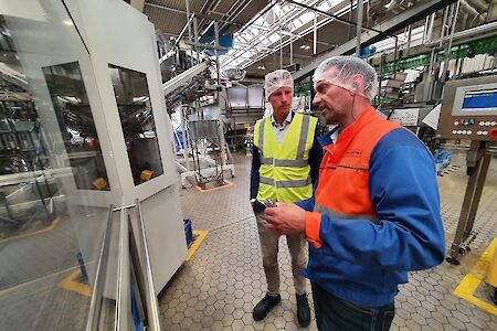Europarlementariër Jan Huitema bezoekt frisdrankproducent Vrumona